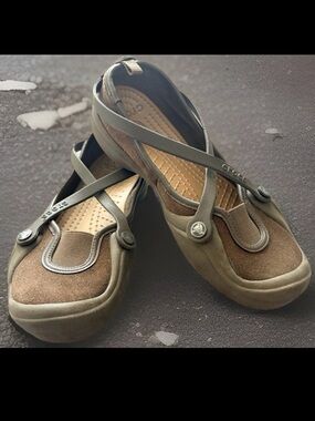 CROCS Shoes Womens Size 7 Brown Celeste Mary Jane Flats Criss Cross Straps EUC